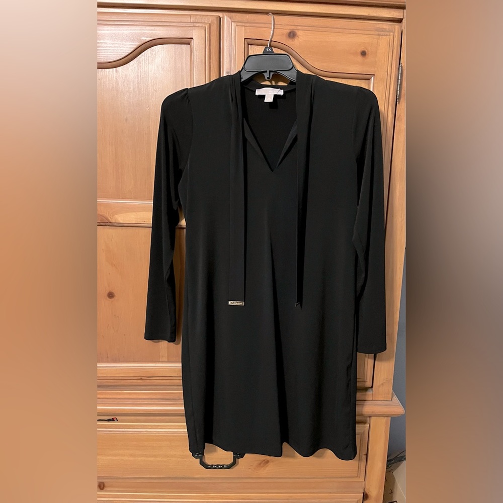 Black dress with V neck and ties